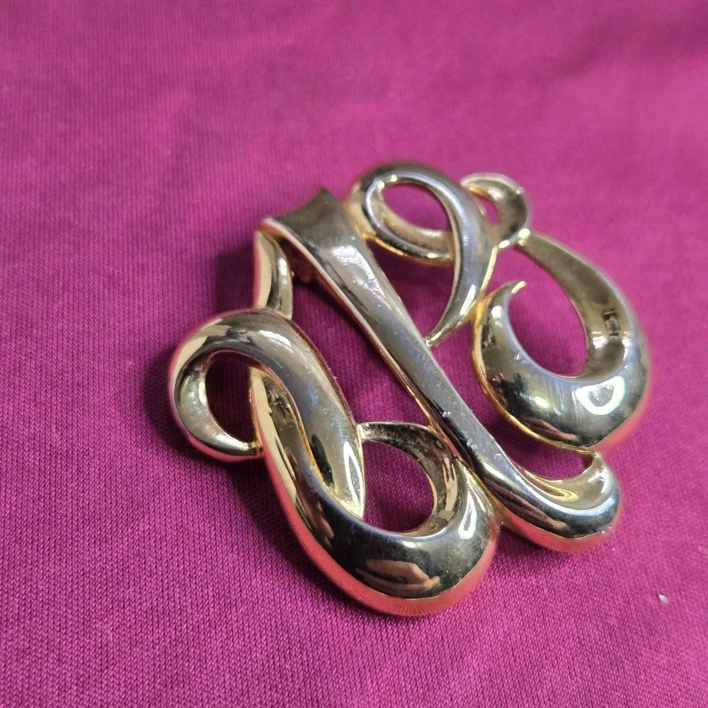 Vintage Monet Swirl Brooch Pin Gold Tone Abstract Openwork Signed Excellent